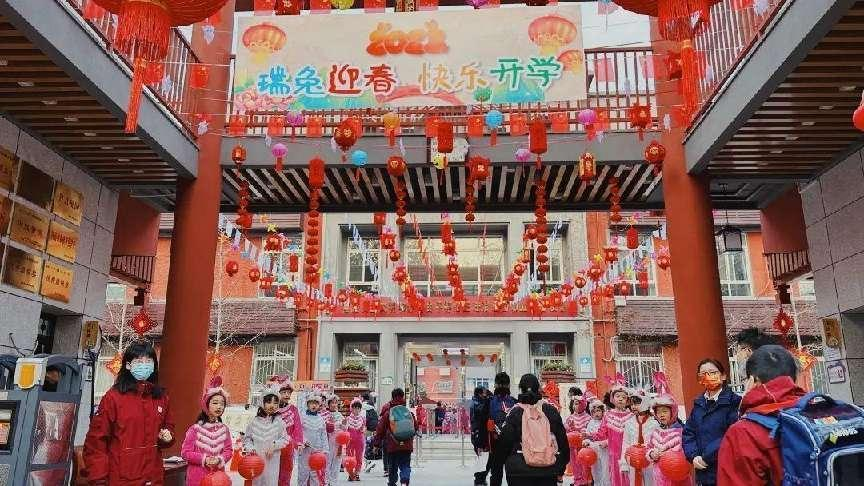 写祝福 贴心愿 食元宵 猜灯谜 碑林区建国路小学开学报到年味浓浓