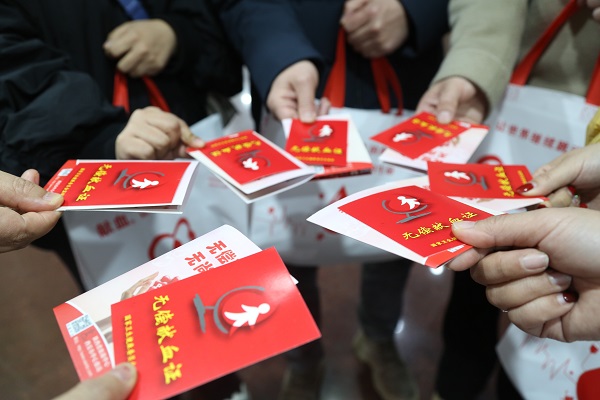 <b>让爱心传递 为生命接力 ▏采气二厂员工主动为员工家属紧急献血</b>