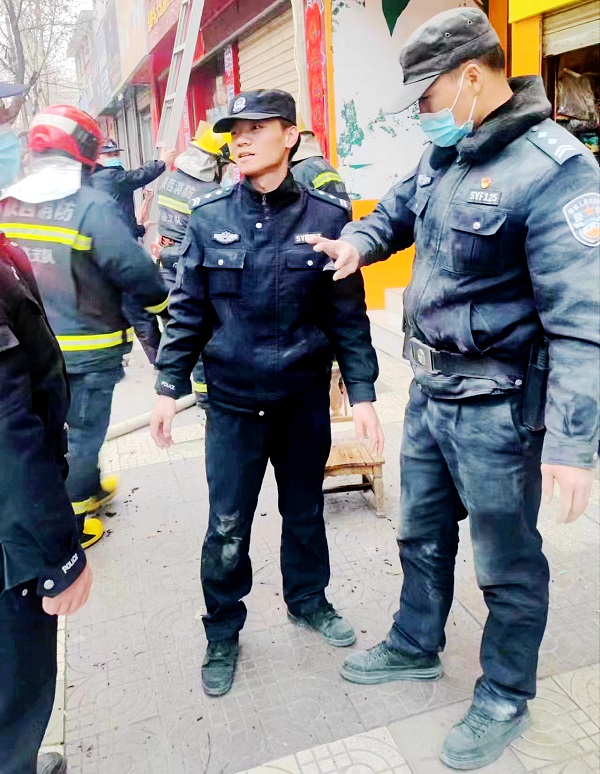 <b>执勤偶遇火灾 商洛巡特警秒变“消防员”</b>