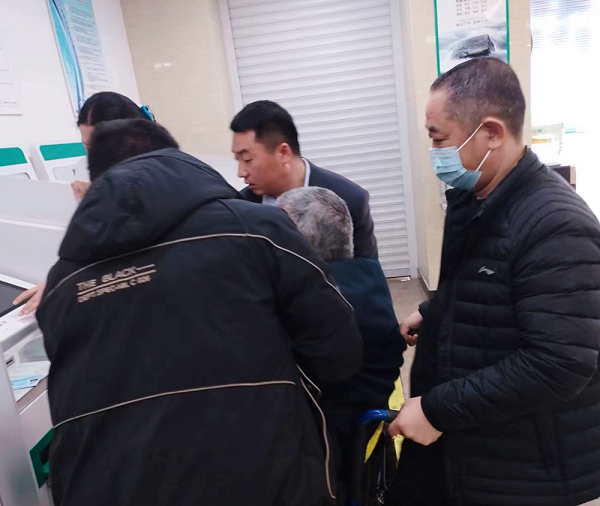 <b>农行榆林南郊支行温情服务老年客户</b>