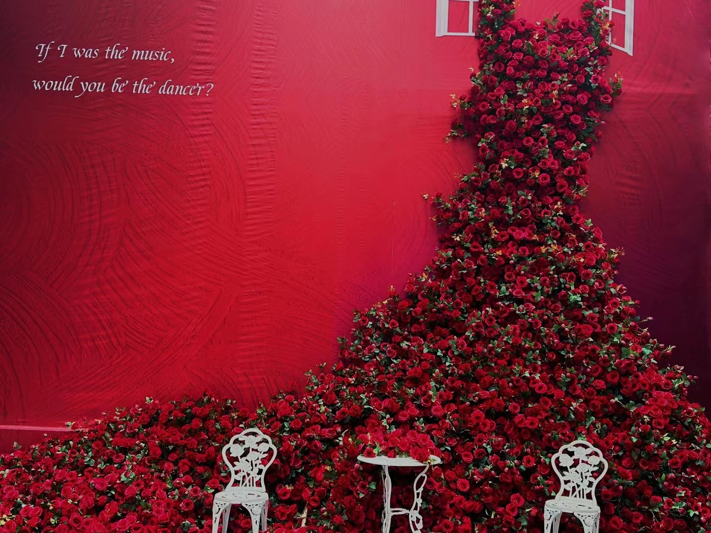 <b>西安情人节浪漫气氛拉满！巨型玫瑰墙、红毛绒兔展...等你打卡</b>