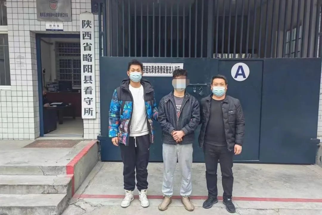 <b>骗钱骗感情！汉中一男子网恋“女友”竟是“抠脚大汉”， 被骗十万余元</b>