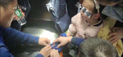 3岁萌娃手指被卡 泾阳消防叔叔边哄边救