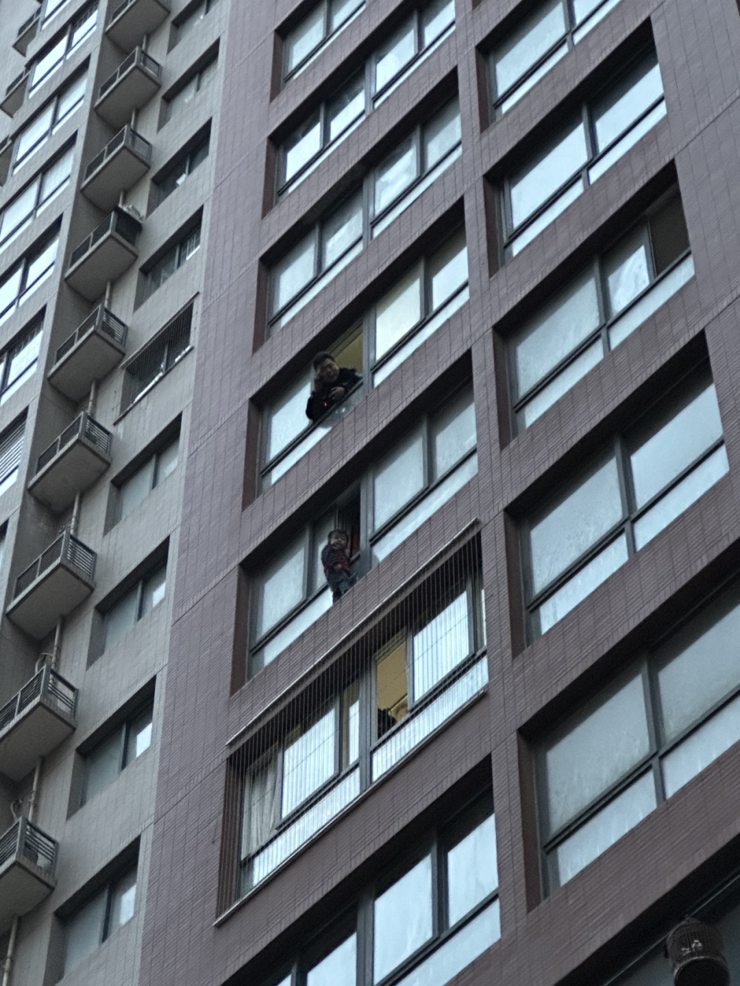 <b>西安两岁男孩被困八楼外墙高空 民警八分钟内成功救援</b>