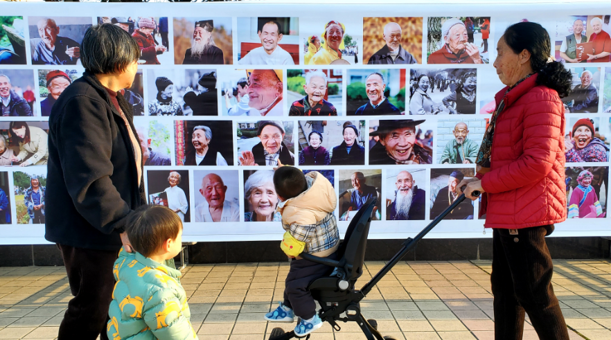 <b>百米千张笑脸摄影展在安康金州广场展出</b>