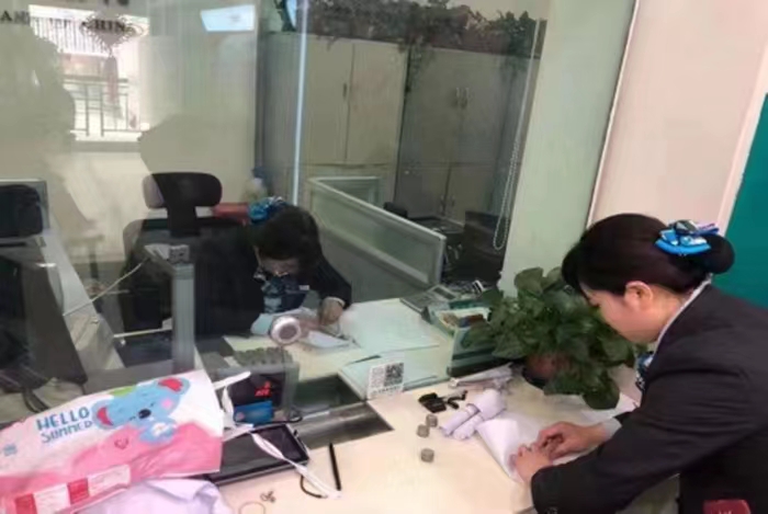 <b>农行榆林清涧县支行为客户兑换硬币  暖心服务获赞誉 </b>