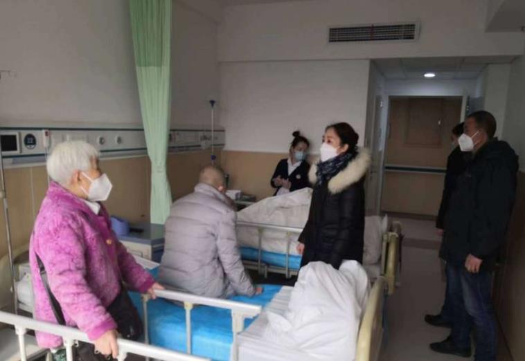 <b>夫妻并肩做奉献，排忧解难获赞扬</b>