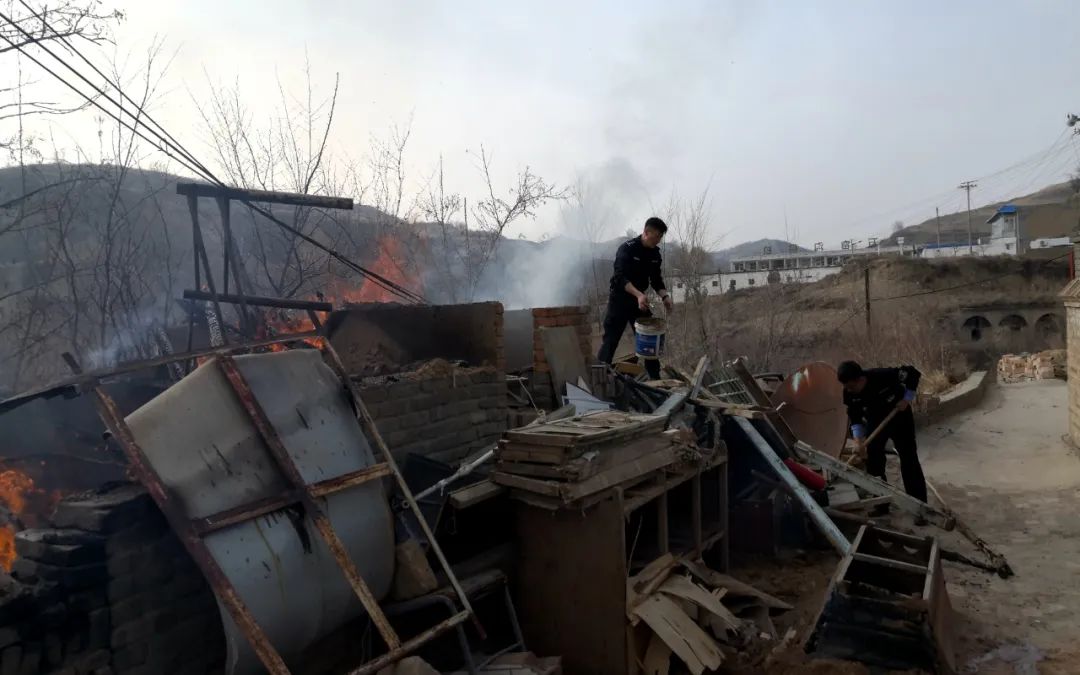 <b>焚烧杂草引发火灾 横山民警秒变消防卫士</b>