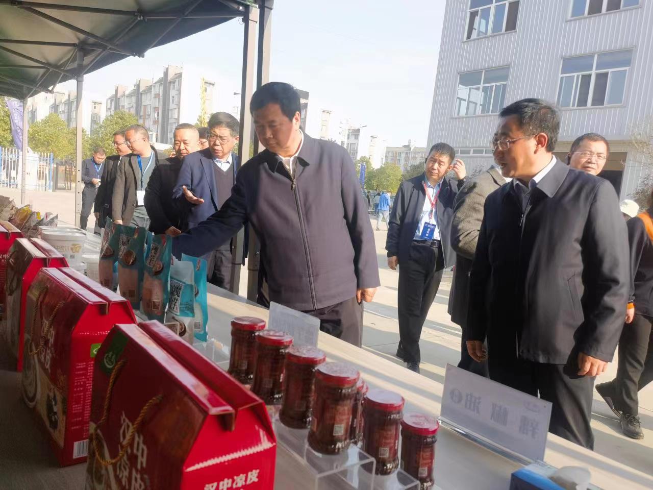<b>网络媒体看汉中主题采访活动正式启动 走进江湾产业园实采</b>