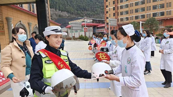 凤县交警开展“安全骑行从头开始”宣传活动