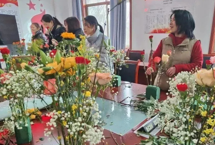 眉县首善街道滨河社区“天女撒花”绽放巾帼光彩
