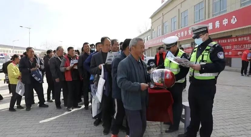 <b>红石桥乡开展“全民学雷锋·春暖红石桥”志愿服务活动</b>
