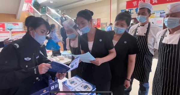 <b>榆林市公安局高新分局反诈宣传进企业 警企共筑“防骗墙”</b>