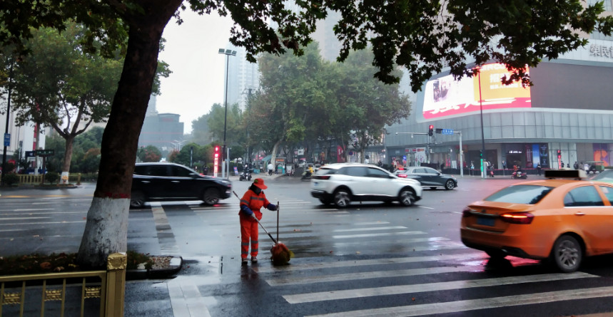 <b>暴雨、雷电、局地大雪！强降水降温来袭！陕西连发多个气象预警</b>