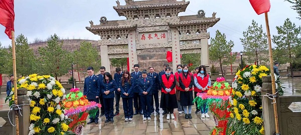 <b>靖边县公安局开展清明祭英烈活动</b>