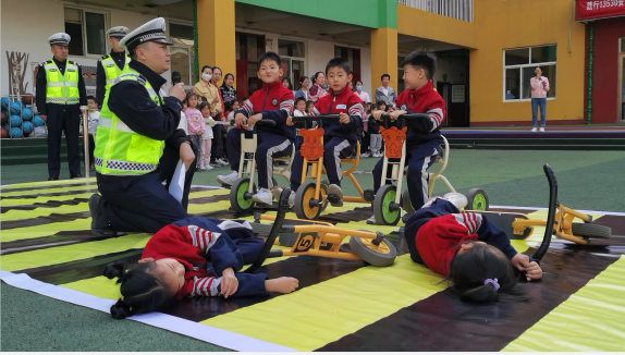 <b>府谷县公安局交警大队城区中队：“模拟交通”进校园 安全知识记心间</b>