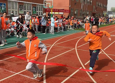 灞桥区老洞小学举行春季运动会“让孩子们在操场展现活力放飞梦想”