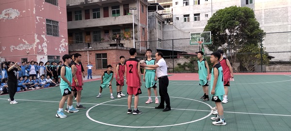 <b>旬阳市赵湾中学组织开展“庆五一”学生趣味体育运动会</b>