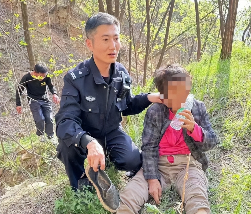<b>八旬老人失足跌落山崖  咸阳淳化县警方经30小时搜寻成功救援</b>