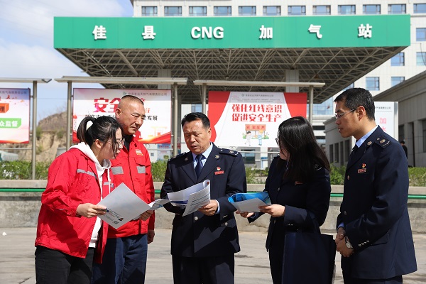 <b>佳县税务局上门走访送政策 共话发展新蓝图</b>