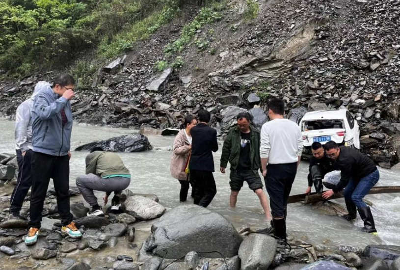 <b>危难时刻显身手 “修路人”勇救车祸受困人员</b>