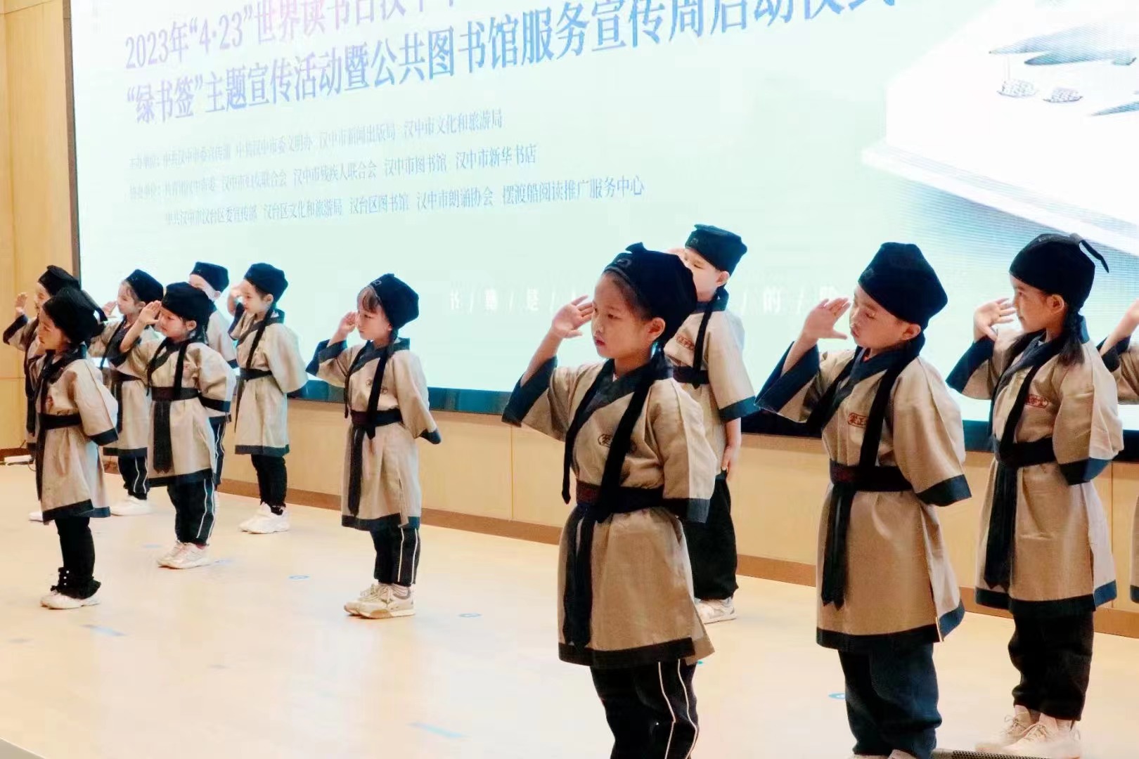 <b>让城市飘满书香！汉中市各地各中小学启动多项全民阅读活动</b>