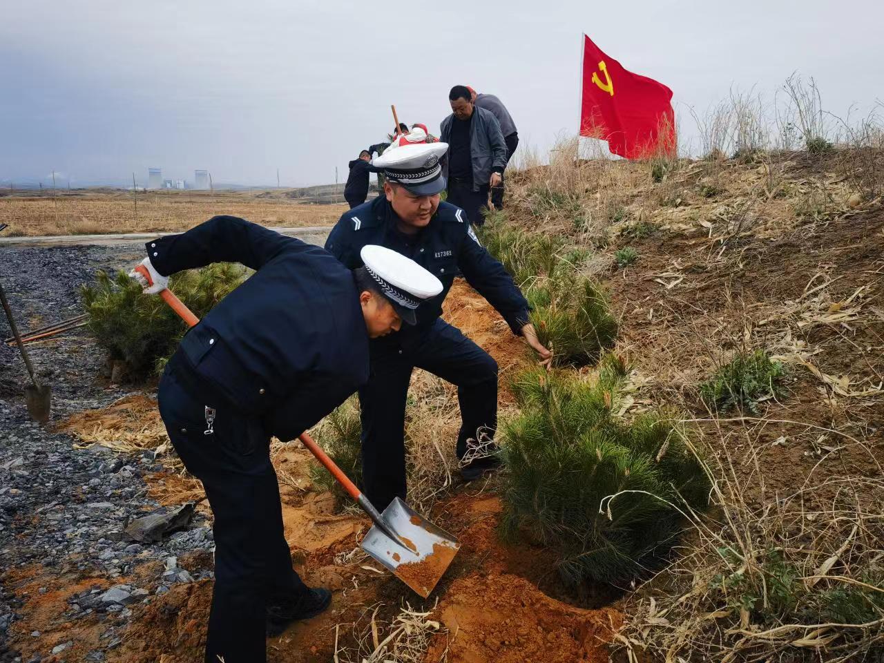 <b>府谷交警开展“为青山增绿 为党旗添彩”义务植树主题活动</b>