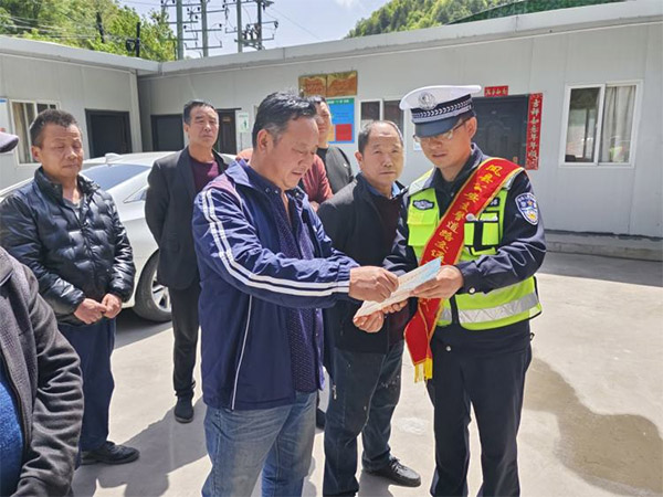 凤县公安交警开展“美丽乡村行”交通安全宣讲活动