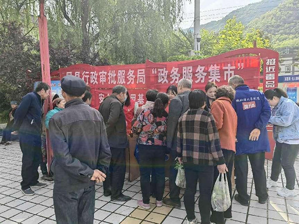 “摆摊”赶“大集”将政策送上门 凤县多部门联合开展政务服务集市活动