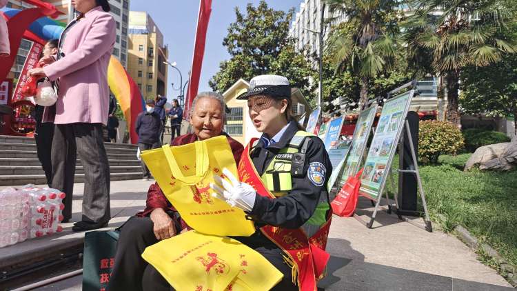 防患降风险 助力交通安全宣传 凤县公安交警在行动