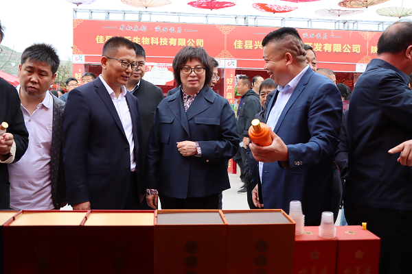 <b>榆林市佳县白云山旅游文化节暨农特产品物资交流大会启动仪式举行</b>