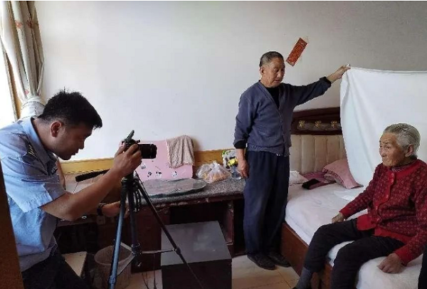 <b>靖边县公安局：上门办证“零跑腿”   贴心服务暖民心</b>