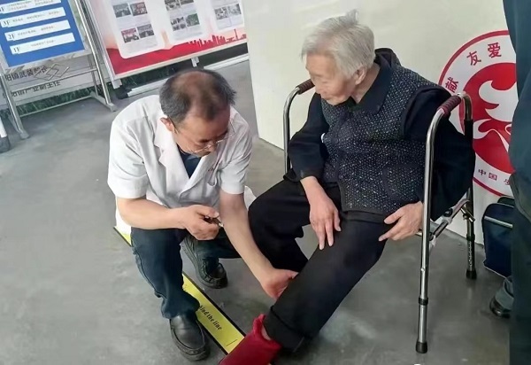 <b>汉滨区早阳镇：窗口开到群众家  上门办证“零跑腿”</b>