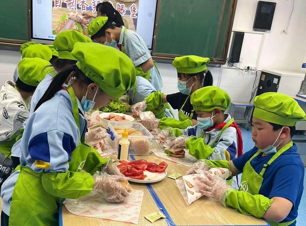 <b>西安市碑林区友谊小学：劳动教育课 让学生感受制作汉堡的乐趣与成果</b>