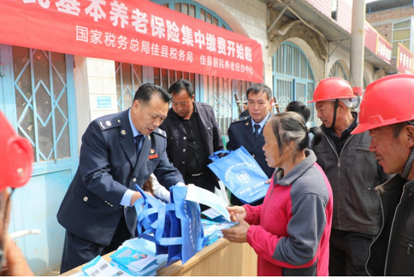 <b>佳县税务干部“赶大集” 政治机关建设“过小年”</b>