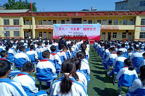 <b>商洛市商南县城关第六小学举行“庆六一·送关爱”爱心捐赠活动</b>
