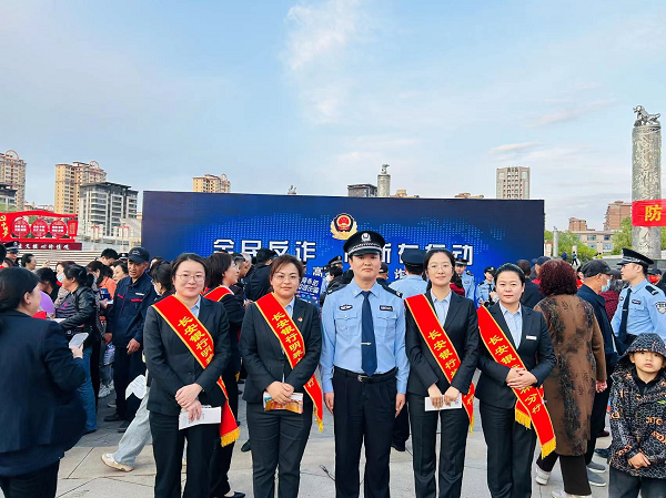 <b>长安银行榆林明珠大道支行开展警银联动反诈宣传活动</b>