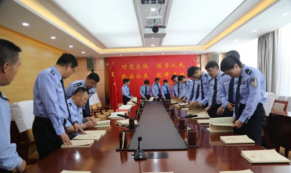 <b>靖边公安局开展“警徽礼赞二十大 妙笔札记映初心”主题学习笔记展评活动</b>