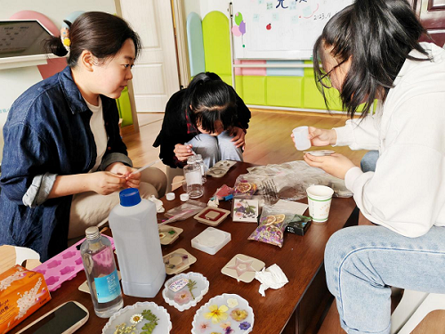 <b>榆林市儿童福利院社工科组织开展手工减压活动</b>