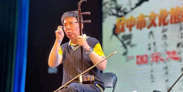 <b>陕西歌舞剧院国家一级演奏员张春在汉中文化馆开展音乐培训</b>