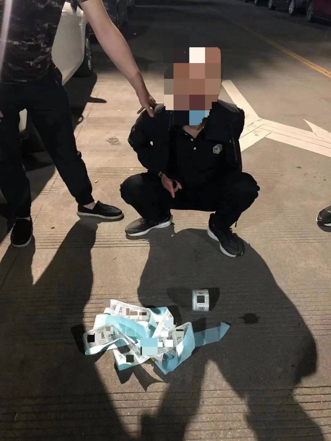 <b>街头车窗投放小卡片，汉中抓获36人！</b>