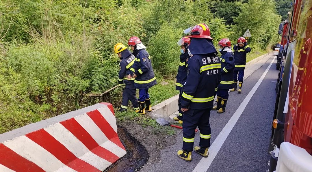 33吨油罐车侧翻、油料泄露！宝鸡消防紧急救援