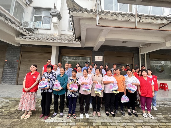 <b>商洛市商南县过风楼镇开展关爱留守老人志愿活动</b>