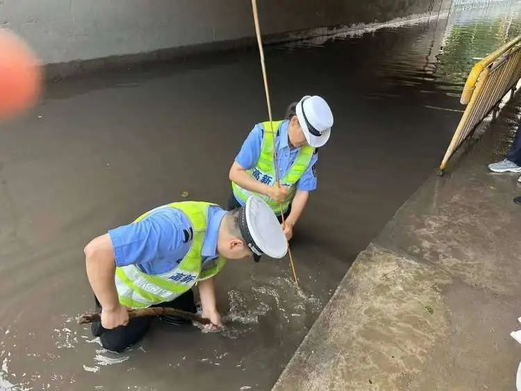 狂风暴雨来袭后，宝鸡交警在做这些事……