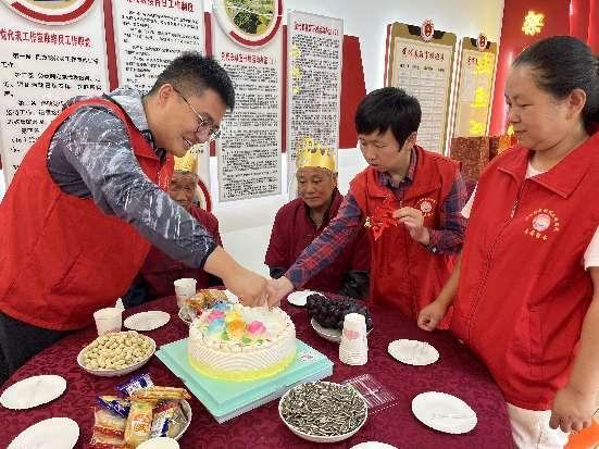 宝鸡市凤县河口镇：“慈孝集体生日会” 情暖高龄孤寡老人心