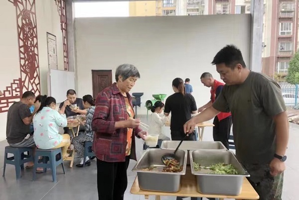 <b>汉中市佛坪县：“爸妈食堂”让安置点群众吃上“安心饭”</b>