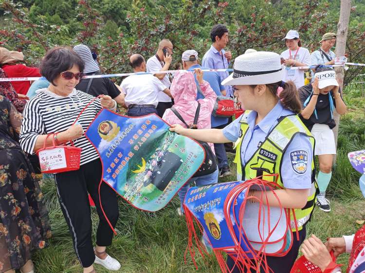 <b>宝鸡凤县：凤椒飘香旅游季 交警护航宣传忙</b>