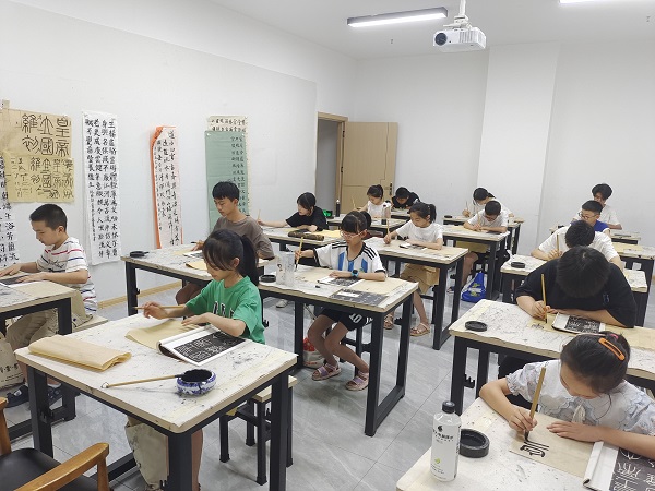 <b> 暑假书法兴趣培训班迎“热潮” 汉中市校培机构收费一次性不得超5000元</b>