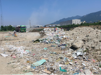 <b>华州区莲花寺镇：大量建筑与生活垃圾随意倾倒 国道景区旁空气污浊刺鼻</b>