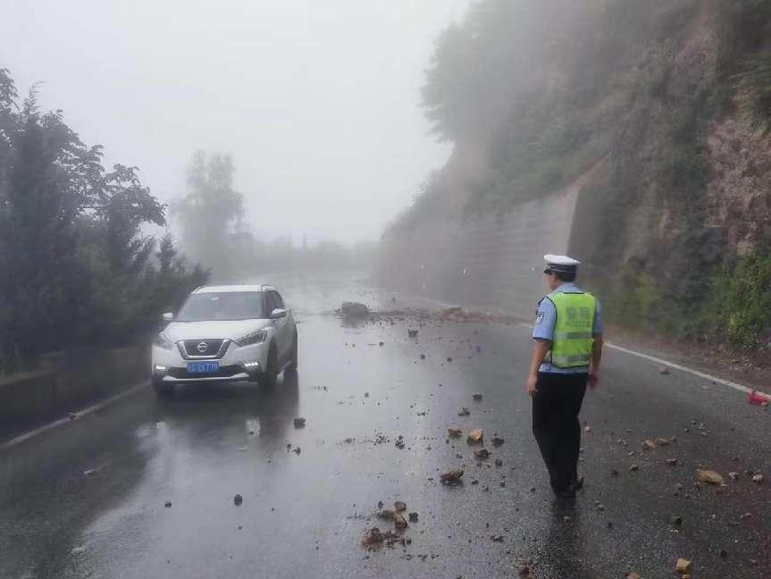 凤县交警冒雨执勤 全力做好雨天道路交通疏导工作